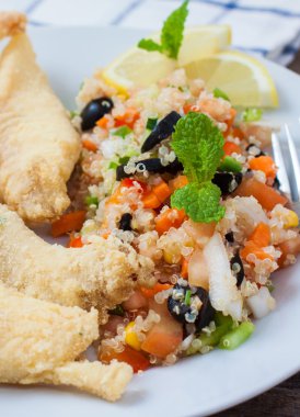 Derin kızarmış fileto salata ile