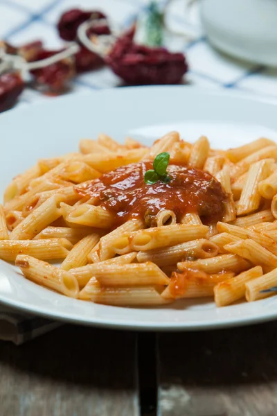 Italiaanse pasta met tomaat — Stockfoto