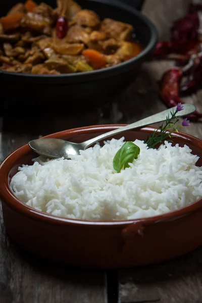 Индийская еда на горшке — стоковое фото