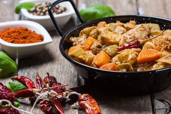 Comida indiana em panela — Fotografia de Stock