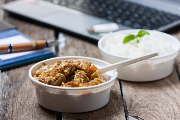 Comer en el trabajo —  Fotos de Stock