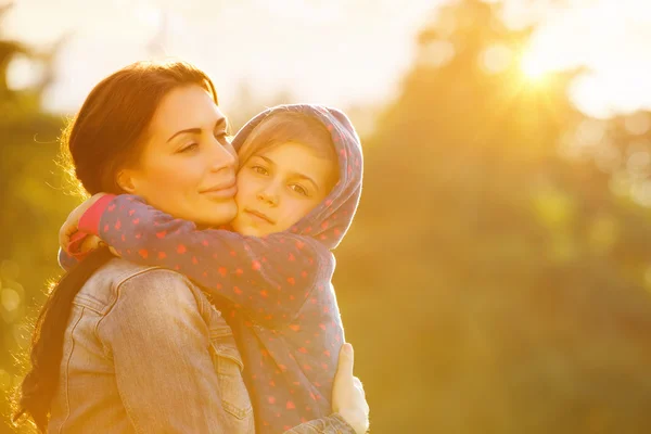 Gelukkig moeder knuffelen dochter — Stockfoto
