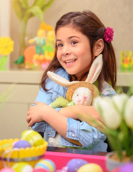 Menina feliz com coelho brinquedo — Fotografia de Stock