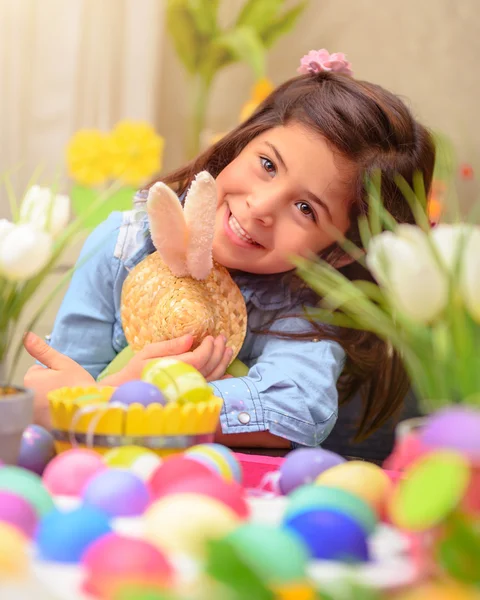 Щаслива дівчина з іграшкою великоднього кролика — стокове фото