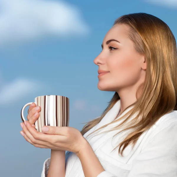 Schönes Weibchen mit Tasse Tee — Stockfoto