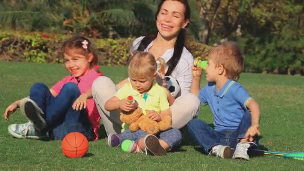 Madre feliz con hijos. Vídeo Full HD — Vídeo de stock