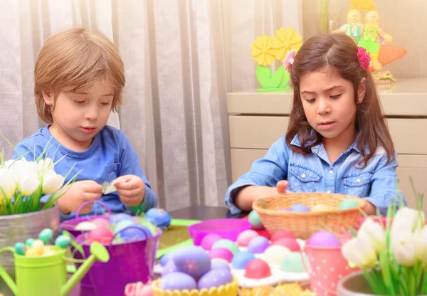 Broer en zus paaseieren kleuren — Stockfoto