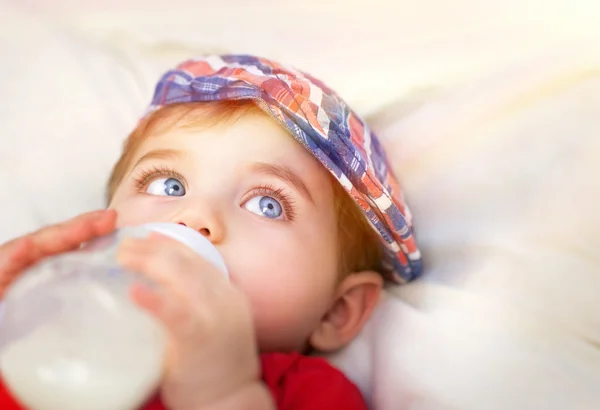 Mignon petit bébé manger — Photo