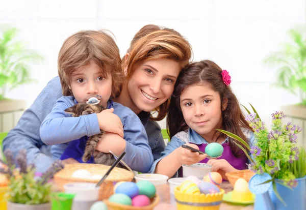 Glückliche Familie bereitet sich auf Ostern vor — Stockfoto