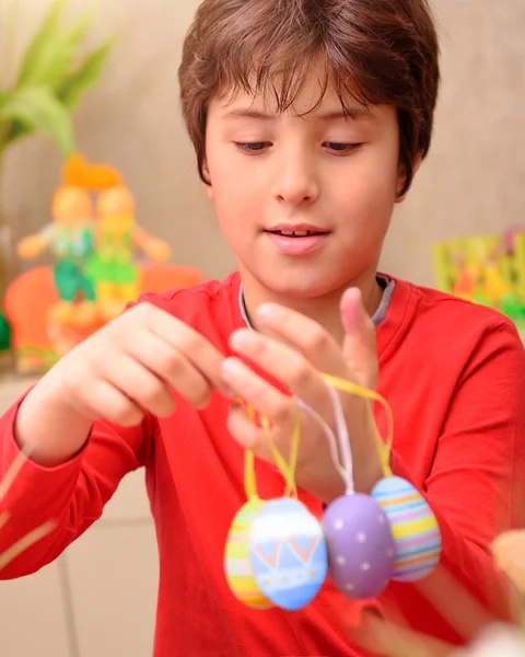 Netter Junge bereitet sich auf Ostern vor — Stockfoto