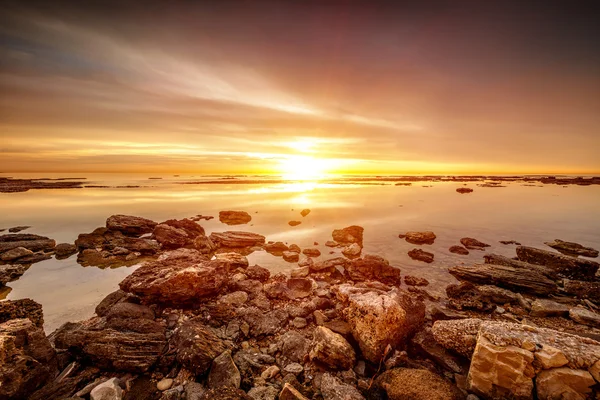 Krásný západ slunce nad mořem — Stock fotografie