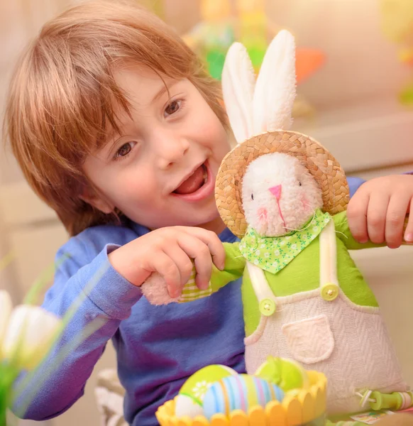 Щасливий хлопчик з пасхальним кроликом — стокове фото
