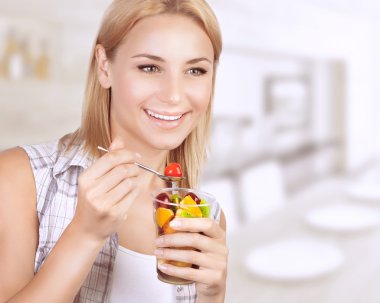 Mutlu kadın yemek meyve salatası