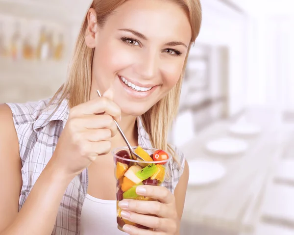 Mujer que come sano — Foto de Stock