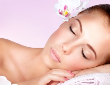 kadın rahatlatıcı masaj masasında