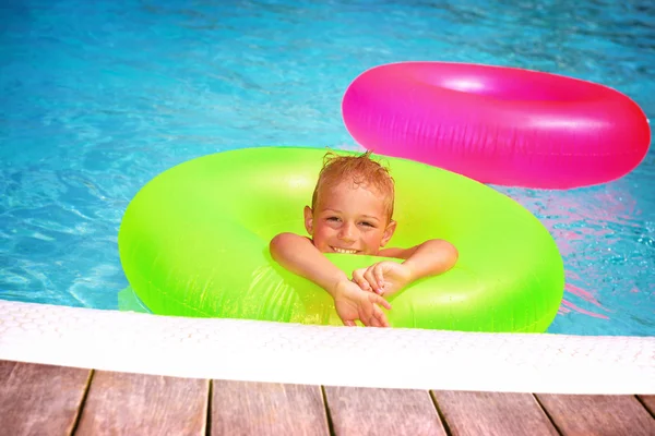 Happy boy v bazénu — Stock fotografie