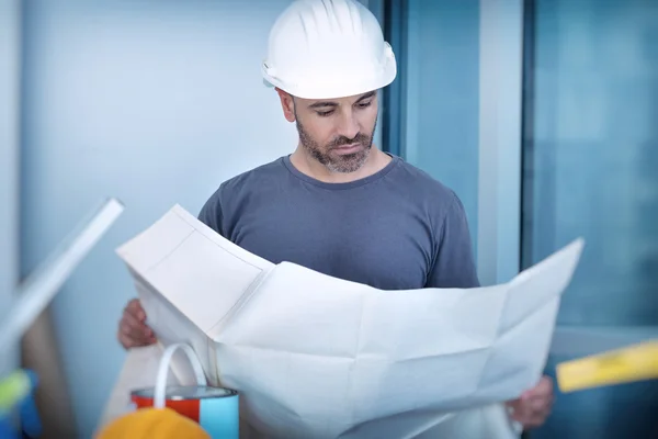 Arquiteto construtor estudando plano de layout dos quartos — Fotografia de Stock