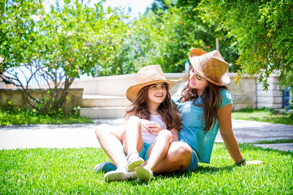 Família feliz no jardim — Fotografia de Stock