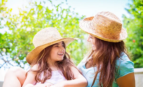 Gelukkige moeder met dochter — Stockfoto