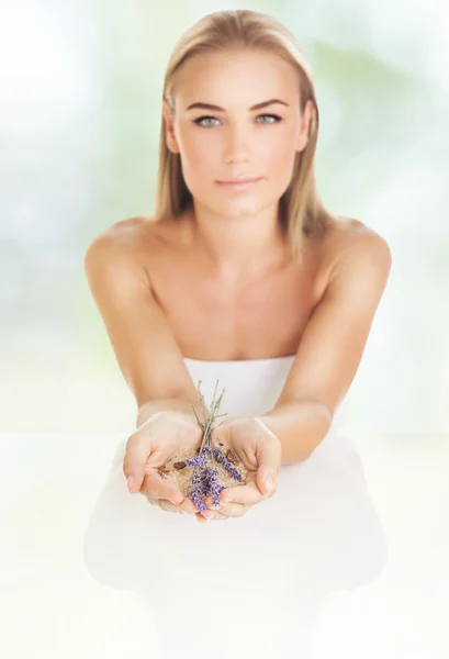 Hermosa mujer en el salón de spa — Foto de Stock