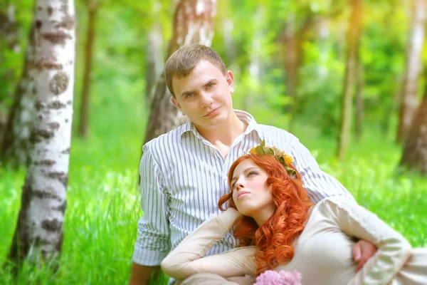 Happy couple in a park — Stock Photo, Image