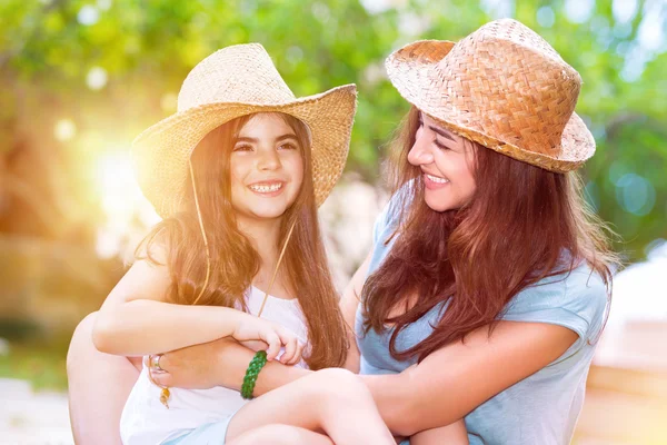 Gelukkig moeder en dochter — Stockfoto