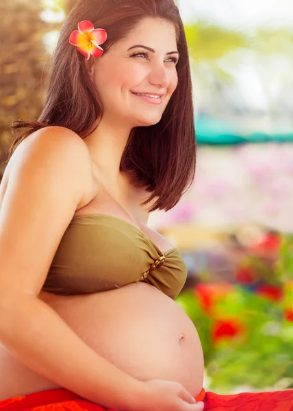 ビーチで幸せな妊娠中の女の子 — ストック写真