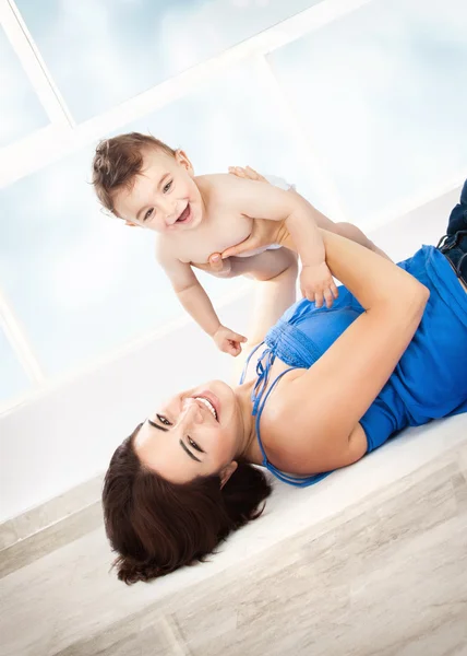 Allegro madre con piccolo figlio — Foto Stock