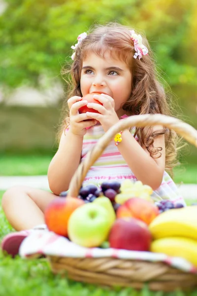 Klein meisje eet een appel — Stockfoto