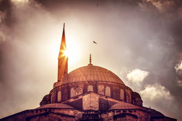 Мечеть силует над захід сонця — стокове фото