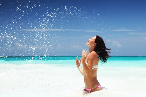 Glückliche Frau am Strand — Stockfoto