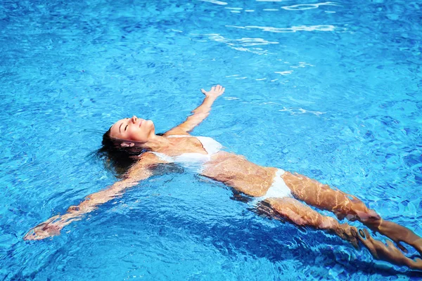 Yüzme havuzunda güzel kız — Stok fotoğraf