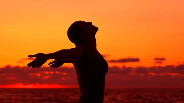 Silhouette de femme sur fond de coucher de soleil — Photo