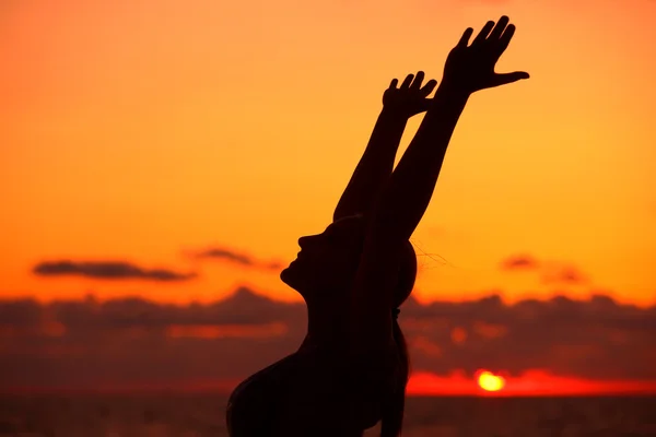 Lycklig kvinna i solnedgången ljus — Stockfoto