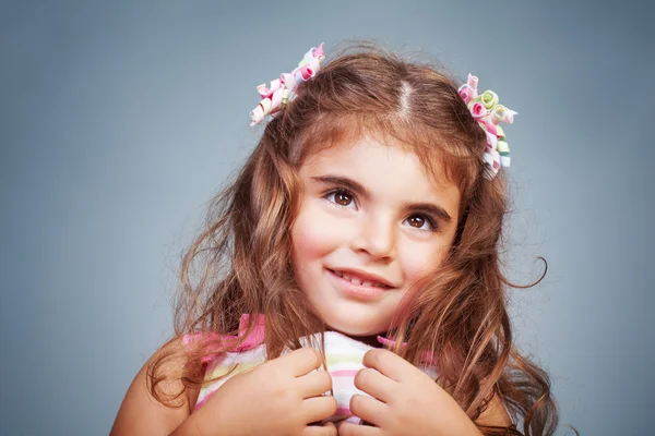 Blyg baby flicka stående — Stockfoto