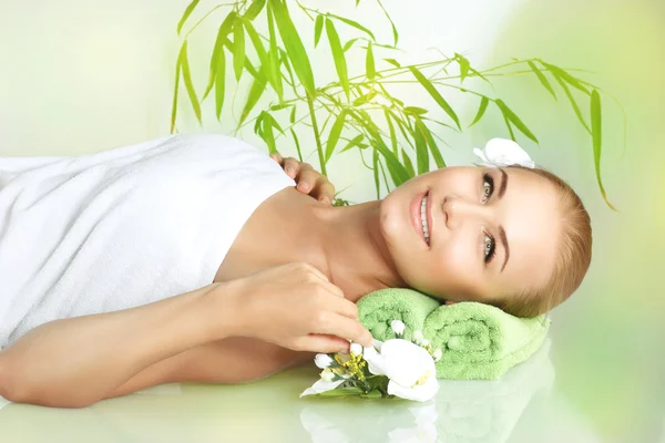 Mujer feliz en el spa —  Fotos de Stock