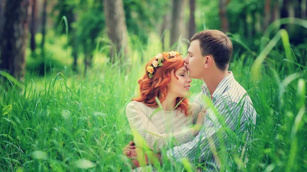 Casal amoroso na floresta — Fotografia de Stock