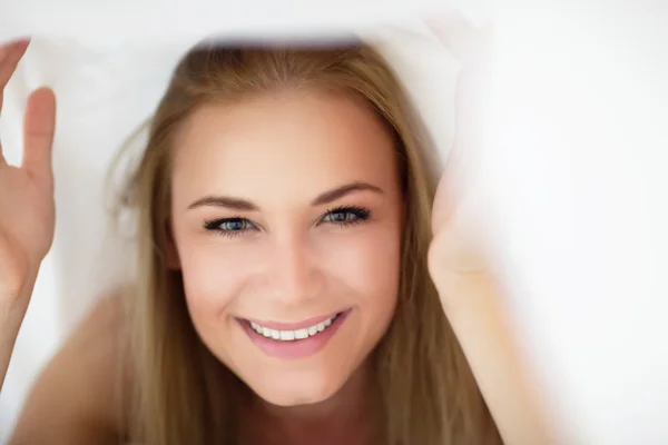 Mulher alegre na cama — Fotografia de Stock