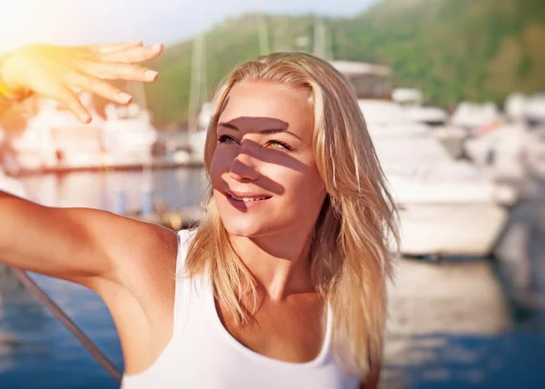 Vacker flicka på stranden — Stockfoto