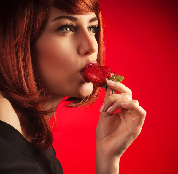 性感的女人吃草莓吧 — 图库照片