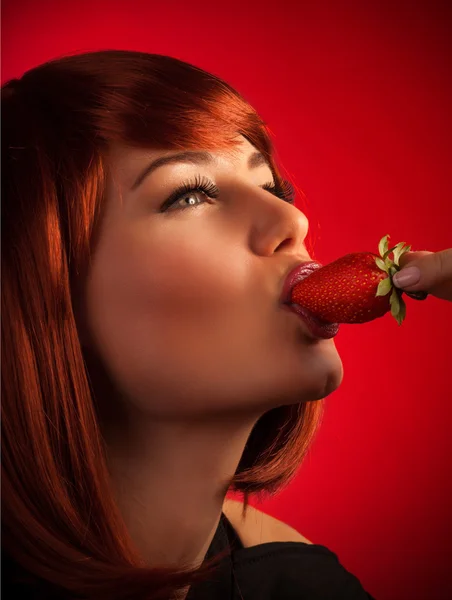 Donna sexy mangiare fragola — Foto Stock