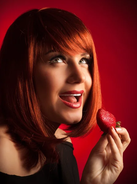 Glad tjej med jordgubbe — Stockfoto