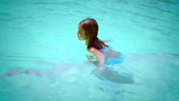 Niña en una piscina. Vídeo Full HD — Vídeo de stock