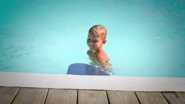 Un niño pequeño en una piscina. Vídeo Full HD — Vídeo de stock