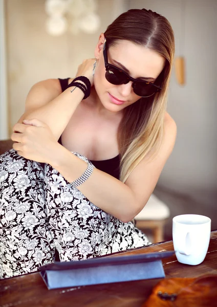 Tânără femeie la cafeneaua în aer liber — Fotografie, imagine de stoc