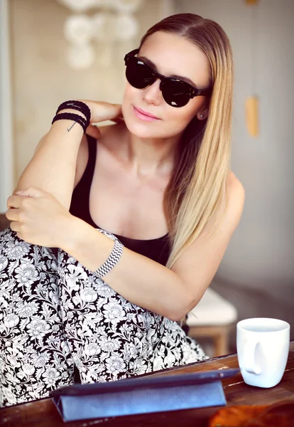 Mujer hermosa en la cafetería al aire libre —  Fotos de Stock