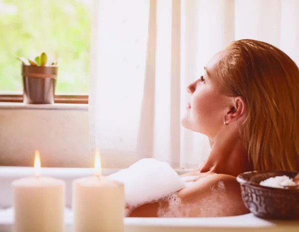 Mujer relajante en la bañera — Foto de Stock