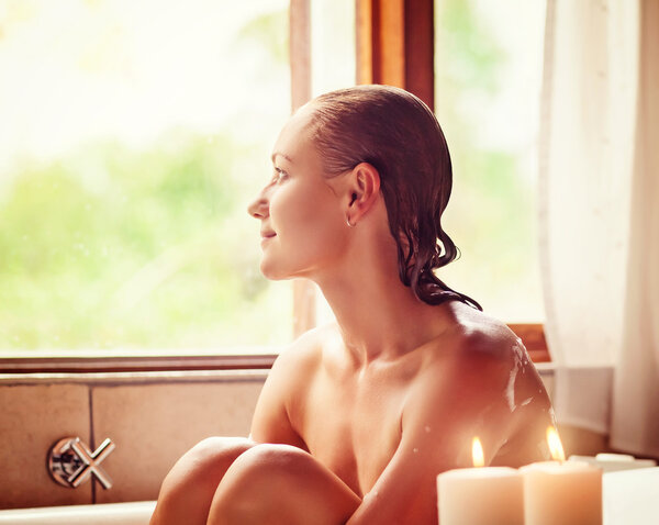 Красивая девушка в ванной
