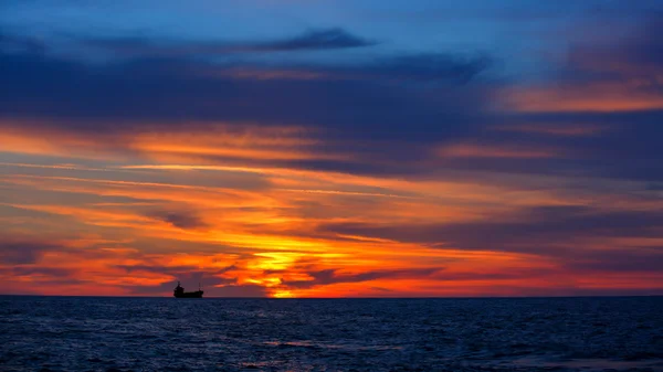 Prachtige zonsondergang boven zee — Stockfoto