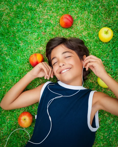 Niño feliz escuchando música — Foto de Stock